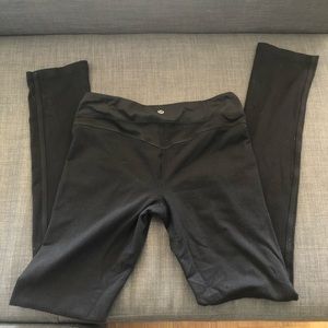 Lululemon’s black leggings